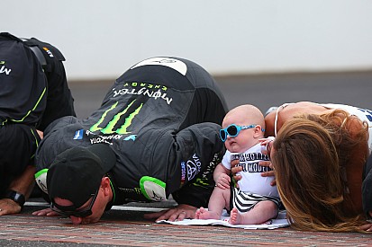 Kyle Busch, internado luego de ganar en Indy