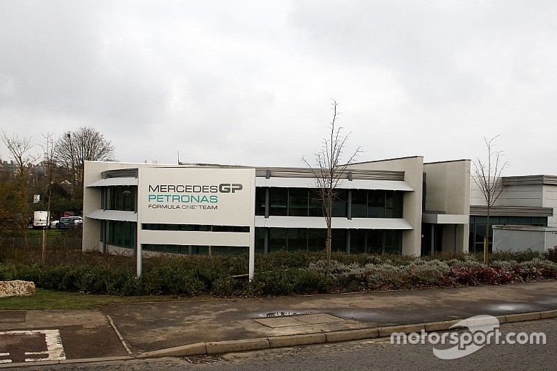 Trêve estivale - La vie à l'usine Mercedes début août
