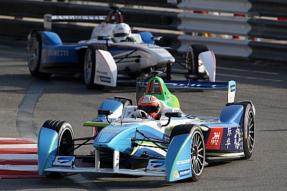 Vitantonio Liuzzi accanto a Jarno Trulli nei test
