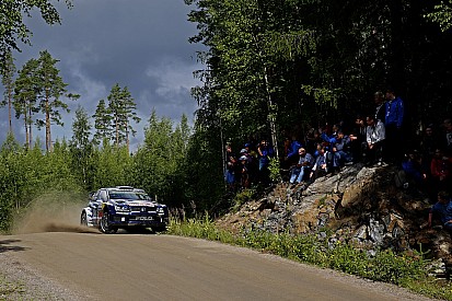 Finlandia, PS18: Latvala prova la fuga, Kubica capotta