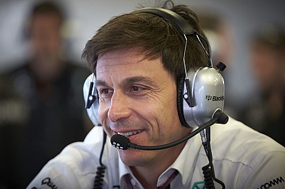 Para Wolff, seria bom e ruim Red Bull receber motores da Mercedes
