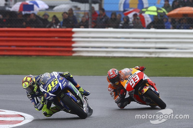 Victoria y liderato para Rossi