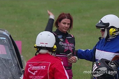 Piloto da Nascar é multada por ter celular dentro de picape