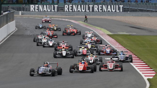 Silverstone, Jack Aitken converte la pole in vittoria