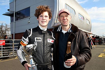 Harrison Newey consigue su primer triunfo