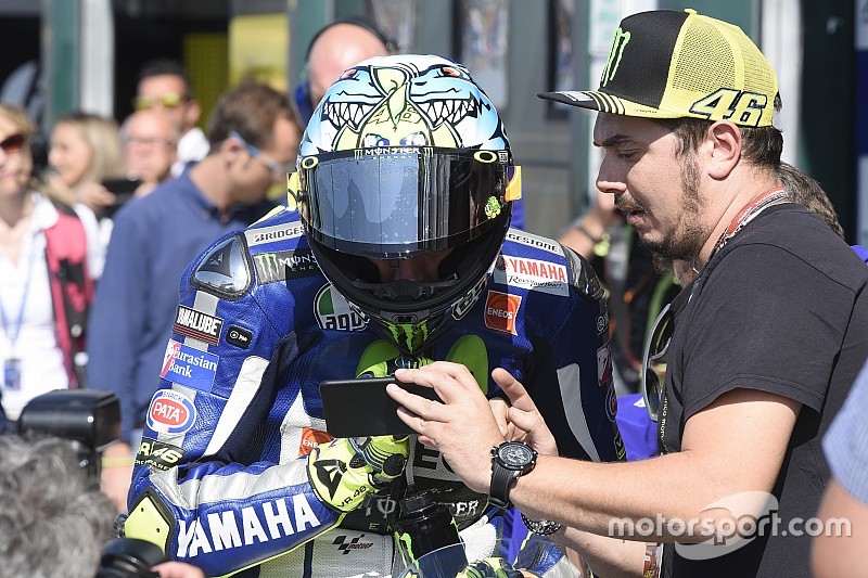 Rossi, sancionado con un punto por molestar a Lorenzo