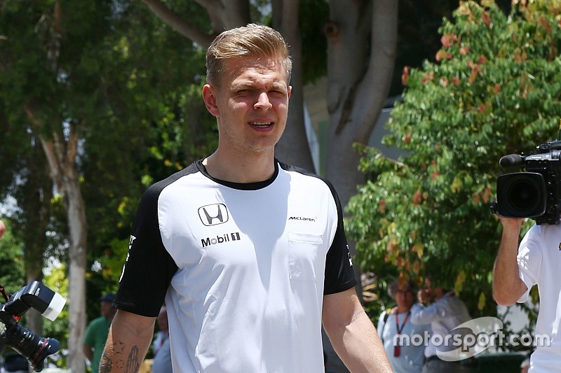 Magnussen se rompe la mano en accidente en bicicleta