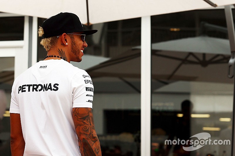 Hamilton dice que la marca de Senna es un hito que lo emociona