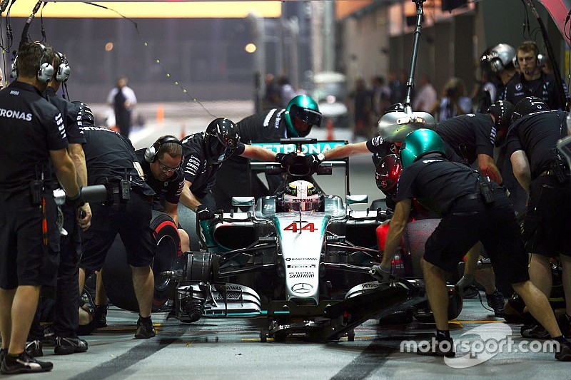 Hamilton le pide a Mercedes respuestas