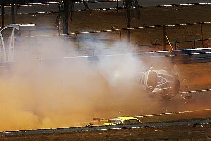 Do hospital, Piquet divulga foto com rosto muito machucado