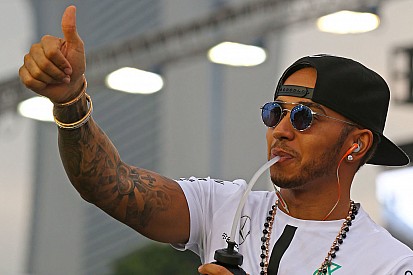 Hamilton felicita a niño que salvó la vida de su padre