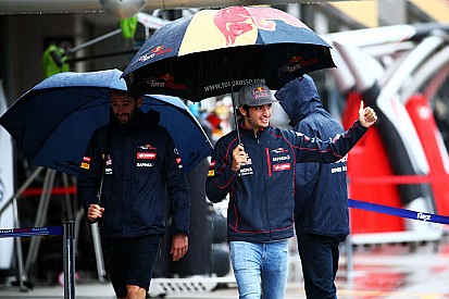 Com chuva e apenas 12 carros marcando tempo, Sainz Jr. é 1º