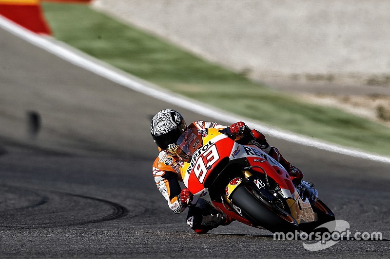 Márquez y Lorenzo pelean en el warm-up