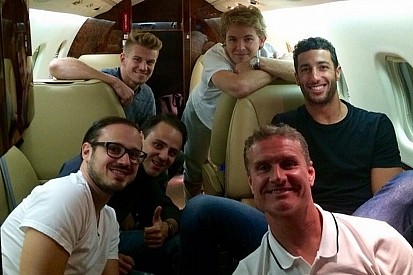 Lotação do glamour: pilotos da F1 dividem transporte aéreo