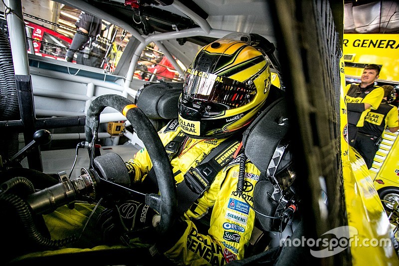 Kenseth gana la pole para Charlotte