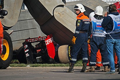 Sainz sobrevive a un gran accidente en la práctica 3