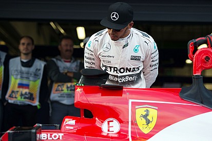 Hamilton apoya que se modifique formato de fines de semana