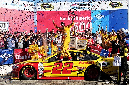Joey Logano domina la gara di Charlotte