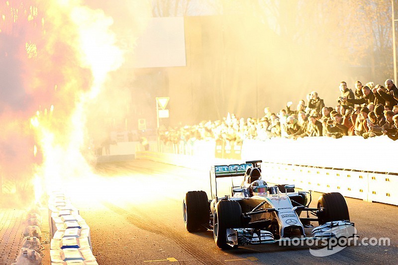 Mercedes va faire le show dans un stade de football