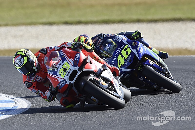 Iannone, un sorpasso di lesa maestà a Valentino?