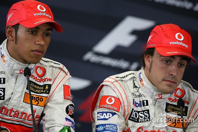 Desafeto dos tempos de McLaren, Alonso parabeniza Hamilton