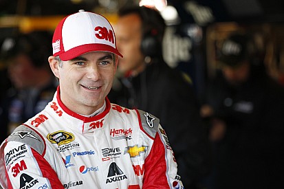 Gordon ganó en Martinsville y definirá el título en Homestead