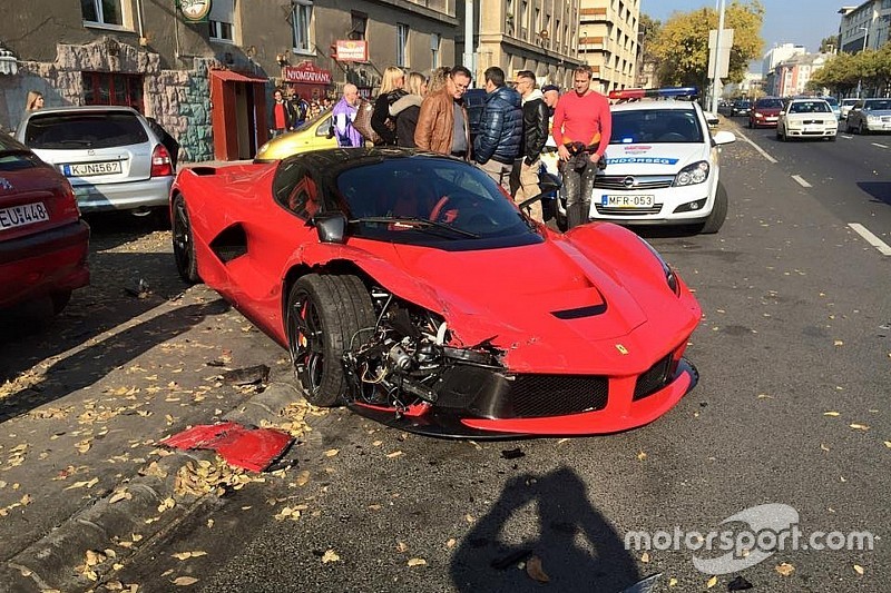 Video: LaFerrari klapt in Boedapest op drie geparkeerde auto's