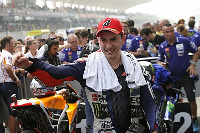 Lorenzo se disculpa por su gesto en el podio de Malasia