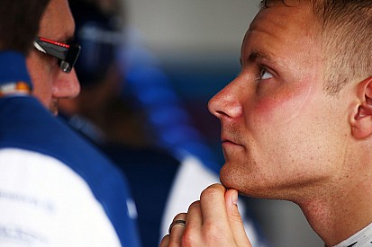 Bottas ironiza relação com Kimi após trombadas: "tudo bem"