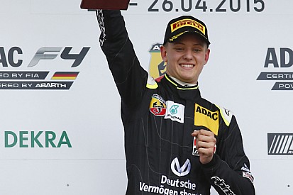 Alvo de times da F1, filho de Schumacher guia com Hamilton