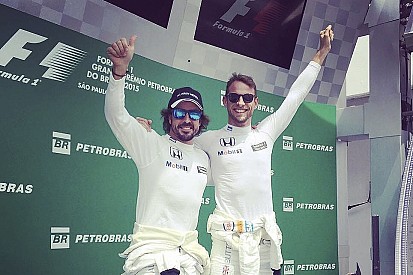 Alonso y Button provocan risas al "subirse" en el podio
