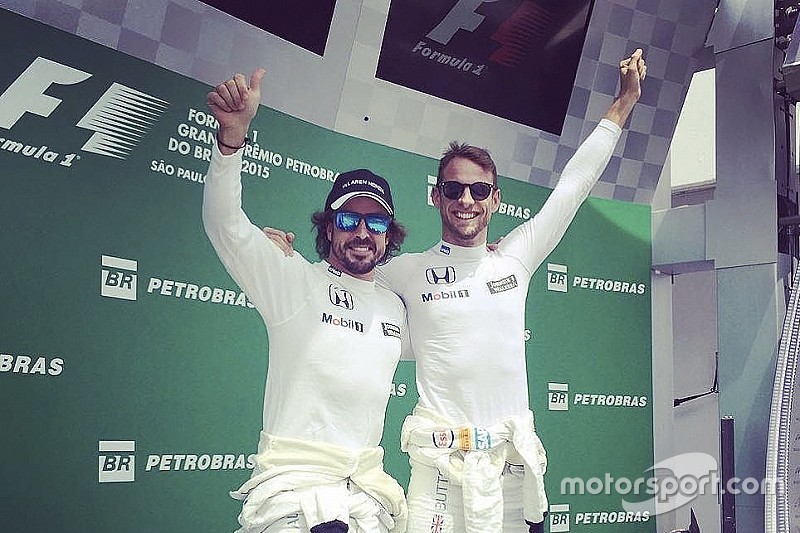 Alonso y Button provocan risas al