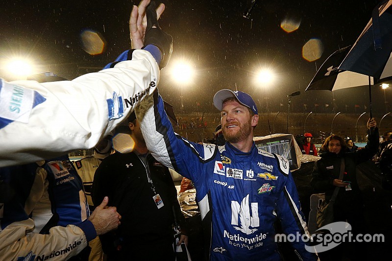 La pioggia incorona Dale Eanrhardt Jr a Phoenix