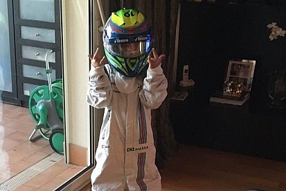 Felipinho se veste de piloto da Williams e diverte Massa