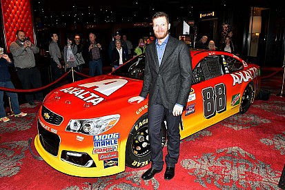 Dale Jr mostra pintura de seu carro com patrocínio de Gordon