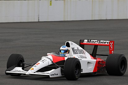 Alonso anda com McLaren do tri de Senna em evento no Japão