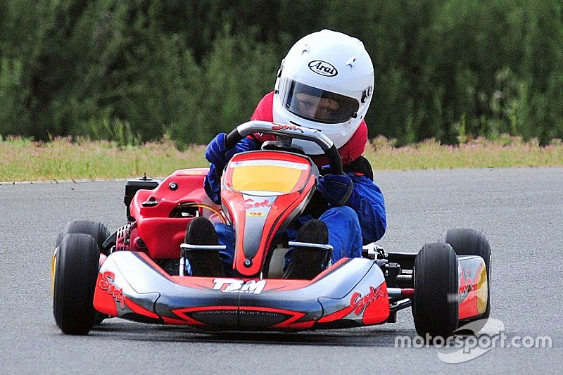 Filho de Hakkinen troca automobilismo por futebol