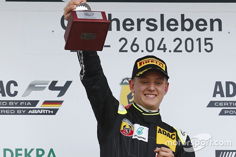 El hijo de Schumacher negocia con equipo asociado a Ferrari