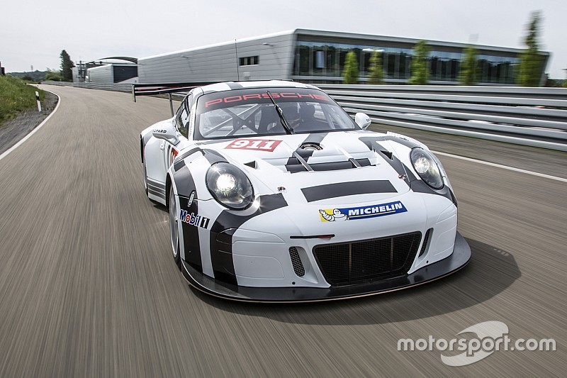 Team von Sportwagen-Weltmeister Timo Bernhard startet im GT-Masters