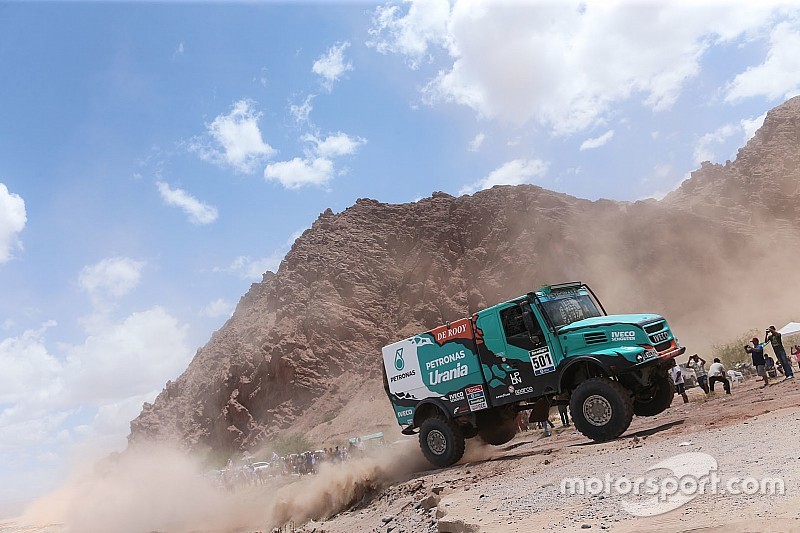 Dakar trucks: De Rooy wint en deelt forse tik uit aan concurrentie