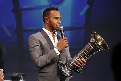 Toman a Hamilton manejando un Ferrari LaFerrari