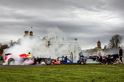 Carro da Red Bull mede força com time de rúgbi