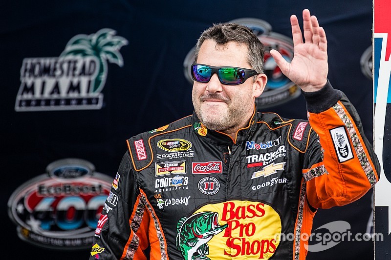 Tony Stewart hospitalizado por una lesión en la espalda