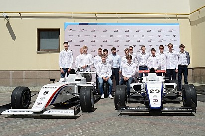 Устроители SMP Формулы 4 назвали 12 пилотов