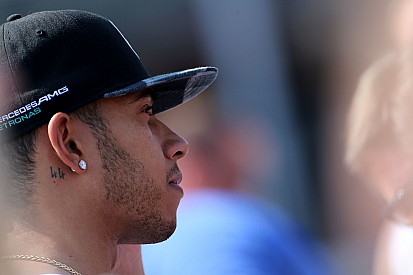 Lewis Hamilton vio junto a Kate Hudson el Super Bowl