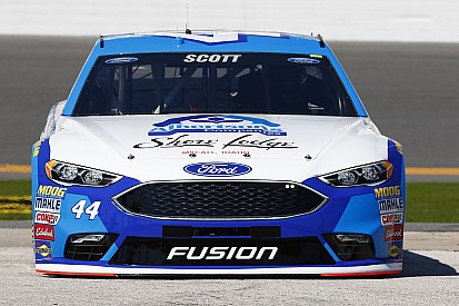Un accidente múltiple en la práctica nocturna de NASCAR