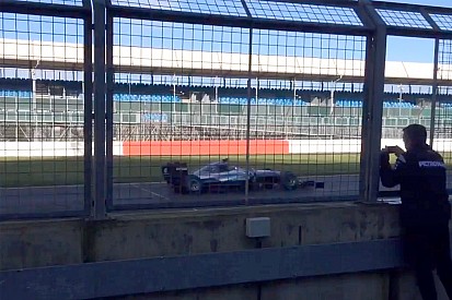 Novo carro da Mercedes dá primeira volta em Silverstone