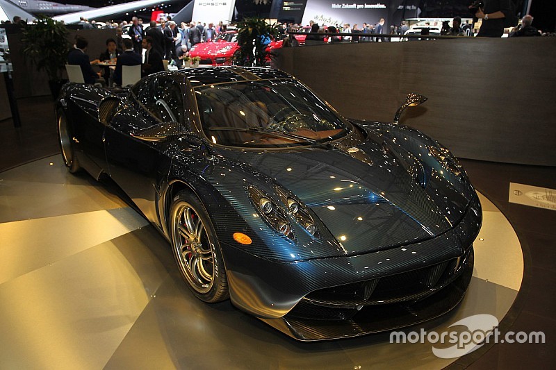 Video: Kun je boodschappen doen in een Pagani Huayra?