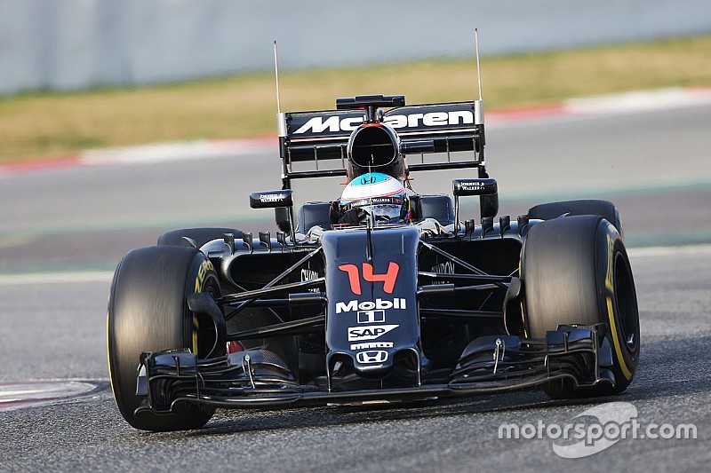 Alonso enfrenta problemas e não completa voltas pela manhã