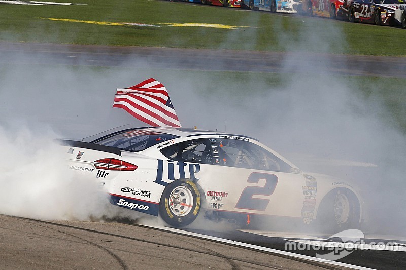 Brad Keselowski wint in Las Vegas na straf